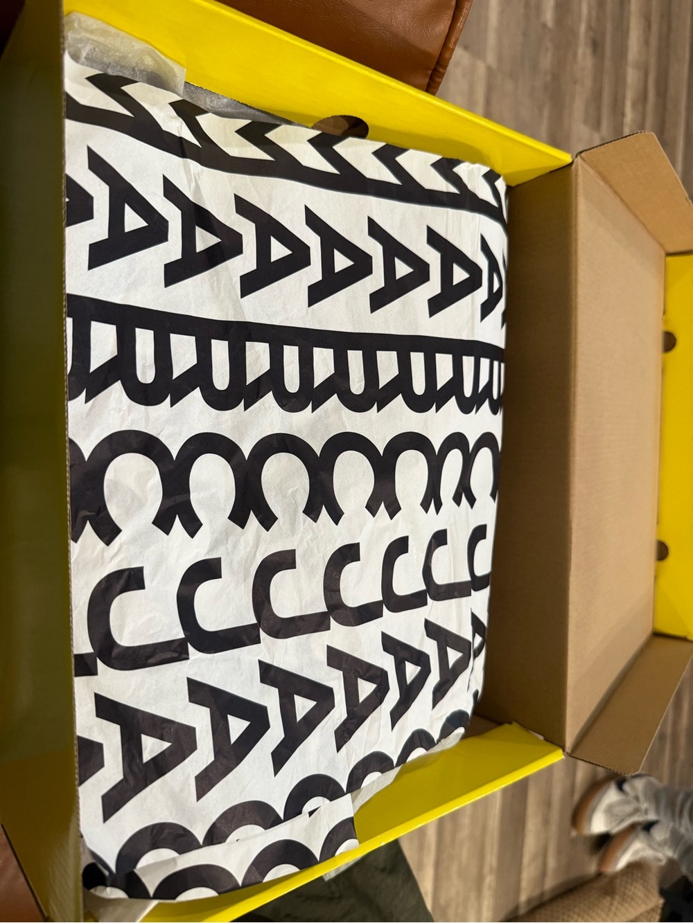 Marc Jacobs Yellow Shoe Box - Picture 2 of 15